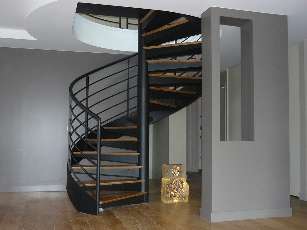 Escalier métallique à double crémaillère avec marche en bois